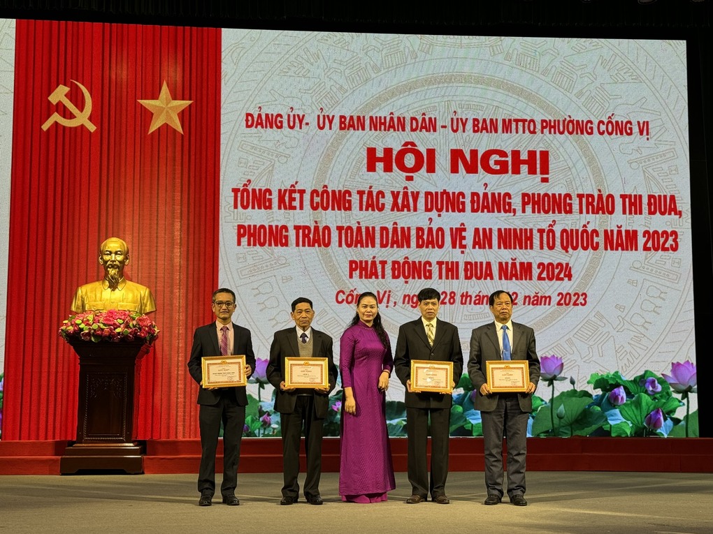 Trường THCS Thăng Long vinh dự nhận Giấy khen Chi bộ hoàn thành xuất sắc nhiệm vụ năm 2023.