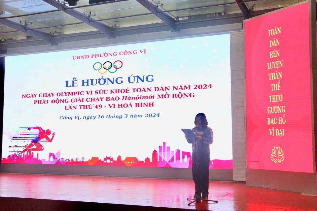 Thầy trò trường THCS Thăng Long hào hứng tham gia ngày chạy Olympic vì sức khỏe toàn dân năm 2024, phát động giải chạy báo Hà Nội mới mở rộng lần thứ 49 – vì hòa bình