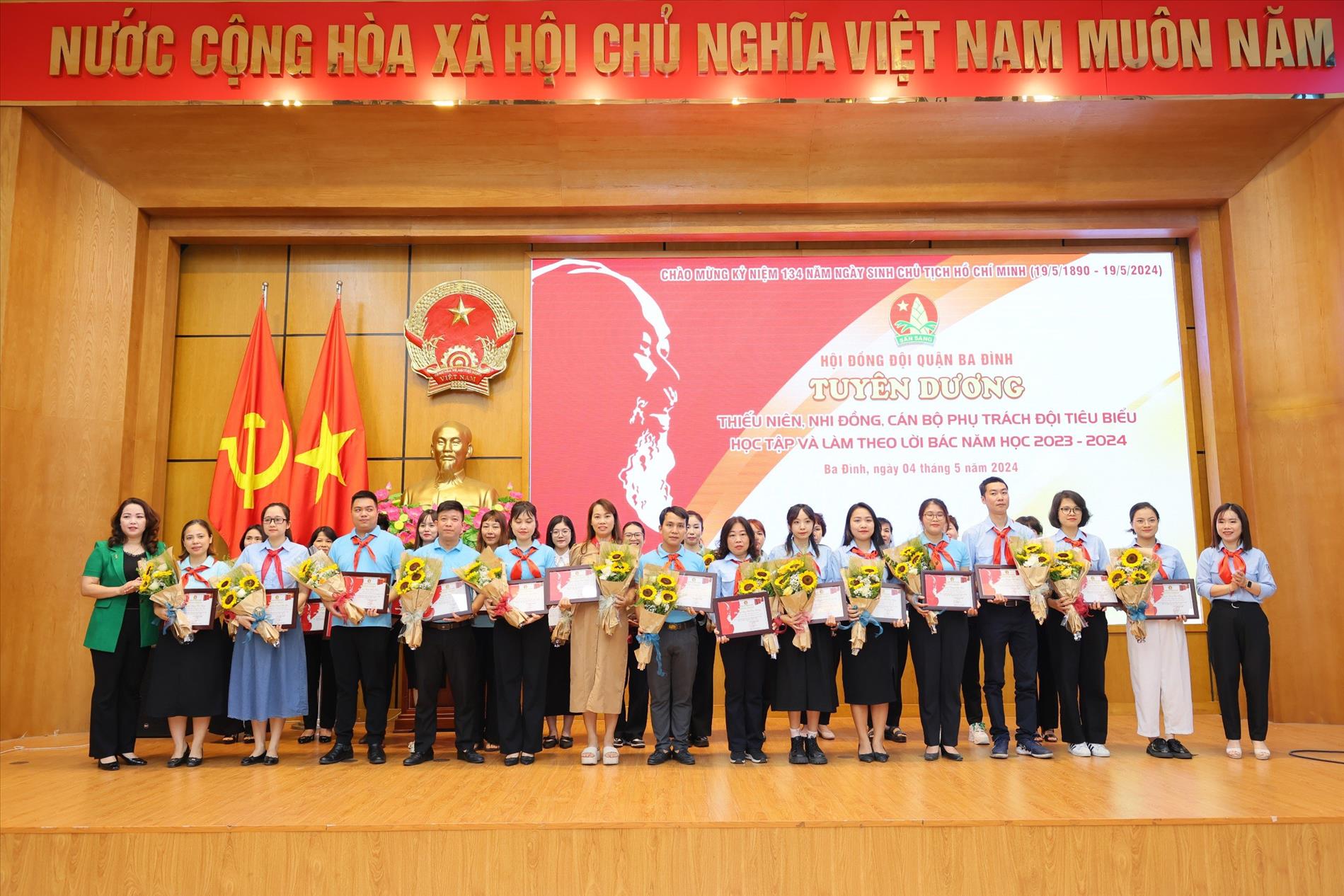 Hội đồng Đội Quận Ba Đình vinh danh thầy trò trường THCS Thăng Long.