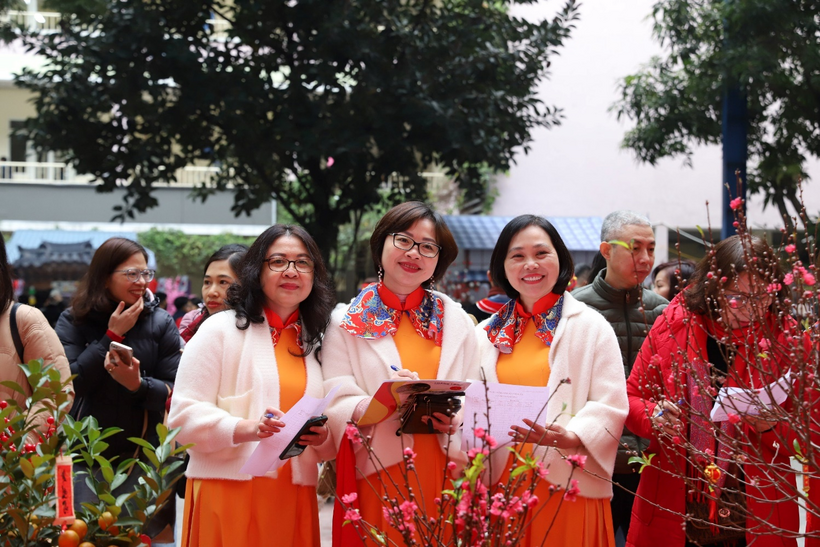 A group of women in orange dresses

Description automatically generated